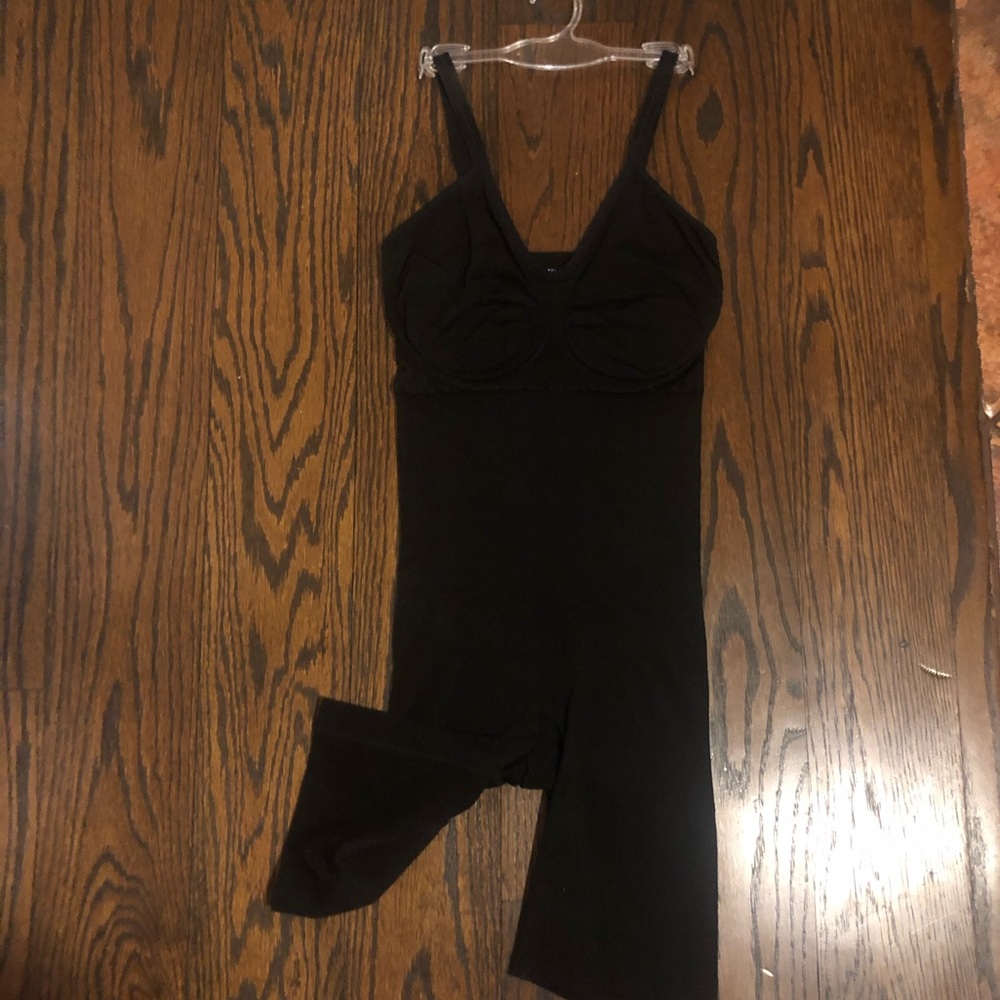 🔥Spanx bodysuit. Black, underwire. Runs small.🔥